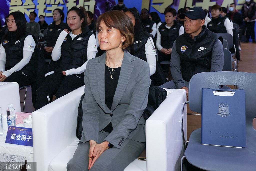 公牛队记:湖牛最终会达成一笔双方都满意的交易近日，湖人队记者JovanBuha和公牛队记者DarnellMayberry进行了一次关于拉文与湖人潜在交易情况的讨论。